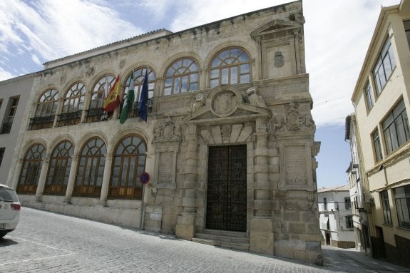 Vista de la fachada del Ayuntamiento de Martos, antigua prisión.