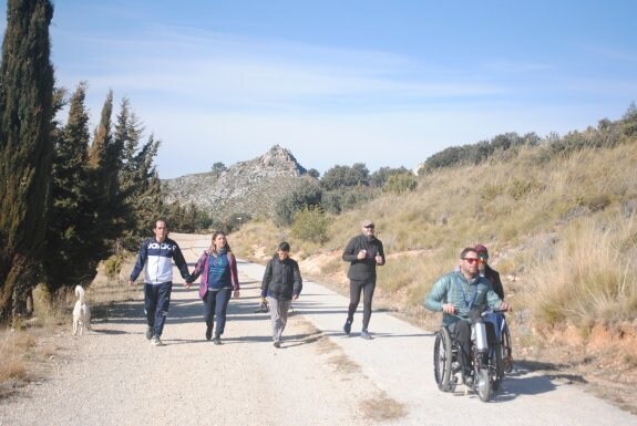 Los técnicos de Granada Integra caminan por un sendero con un carril llano y adaptado a la circulación de sillas de ruedas.