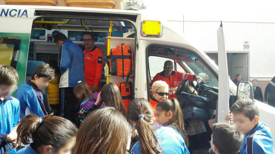 El 061 enseña cómo actuar ante una emergencia sanitaria al alumnado de un colegio