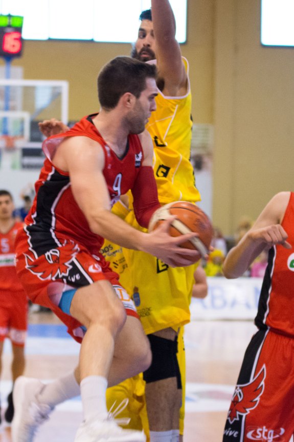 Iván Martínez en una acción ante Cambados. 