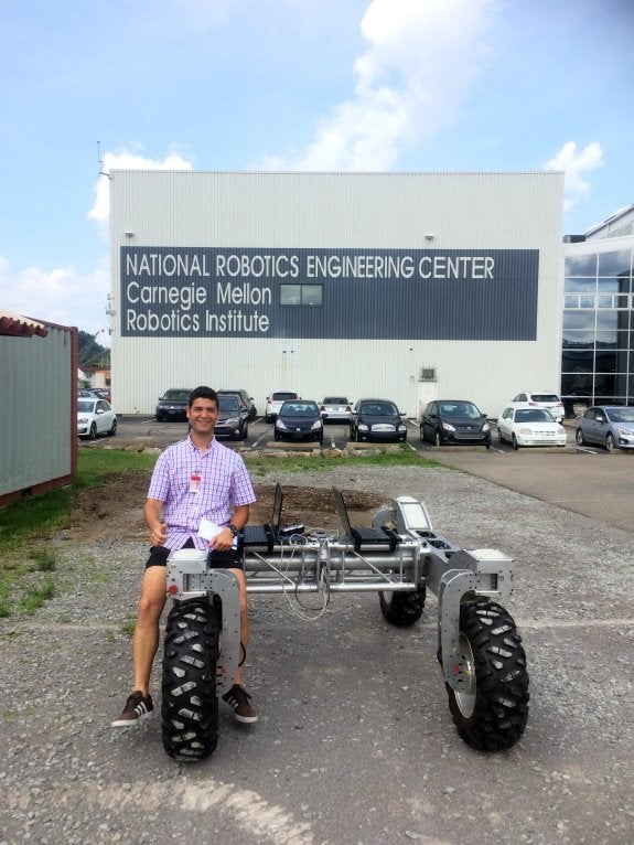 Ramón González, en el National Robotics Engineering Center, en Pittsburgh, donde trabaja proyectos para la NASA.