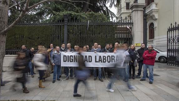 Trabajadores de la cárcel de Albolote piden "dignidad laboral" en una protesta junto a la delegación del gobierno en Granada en febrero