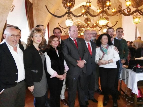 Miembros de la corporación municipal y la Agrupación de cofradías en la presentación de ayer. 