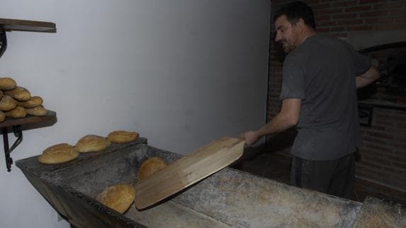 Francisco Castillo, hijo y nieto de mujeres panaderas de Capileira que desde hace años defiende el 'El horno de Luisa'.