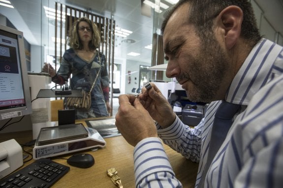 José Miguel Pascual analiza la calidad de una joya recibida en Monte de Piedad.