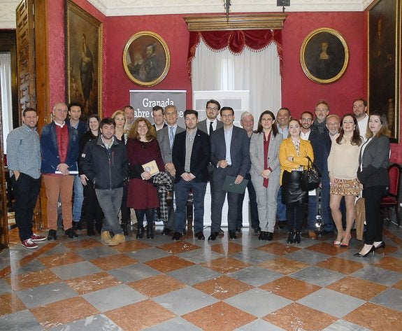 Representantes de las distintas administraciones que participan en el evento posan junto a comerciantes y otros sectores implicados en la 'Noche en Blanco'.