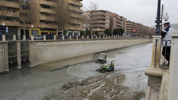 «El olor es insoportable, el Genil huele a podrido»