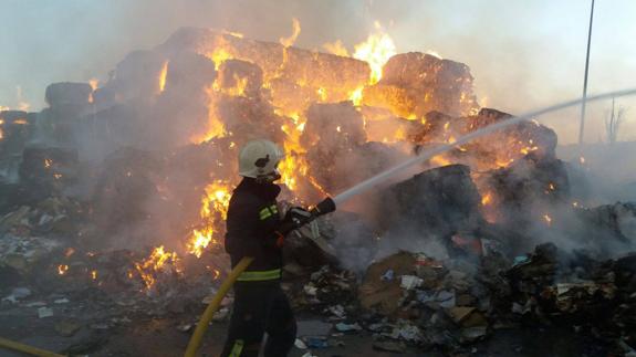 Los bomberos continúan con las laborales de refresco del incendio declarado este jueves.