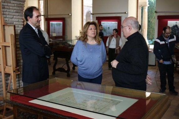 De izqd. a dcha., el director del Archivo, Juan del Arco, Pilar Salazar y Francisco Juan Martínez.