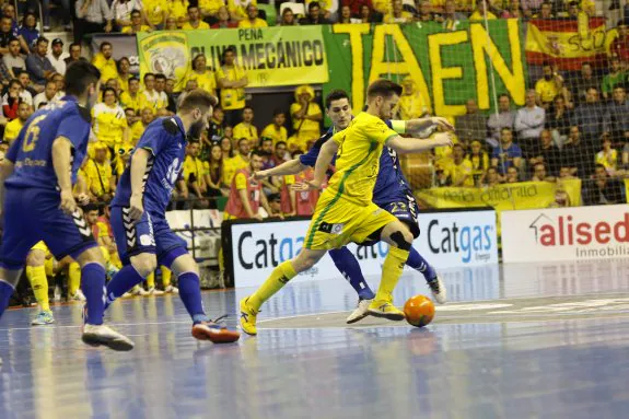 Jordi Campoy se marcha de varios rivales, con la 'Marea amarilla' en uno de los fondos del Quijote Arena.