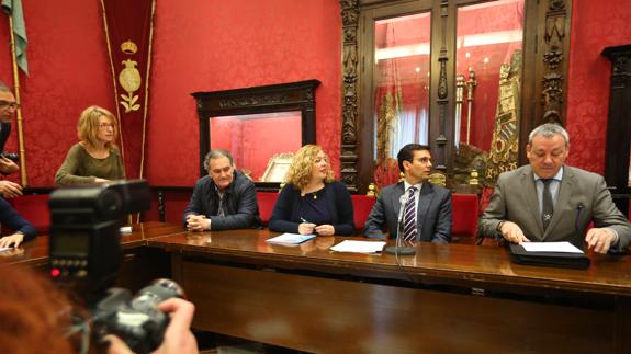 El alcalde de Granada, Paco Cuenca, y la alcaldesa de Motril, Flor Almón, en la rueda de prensa