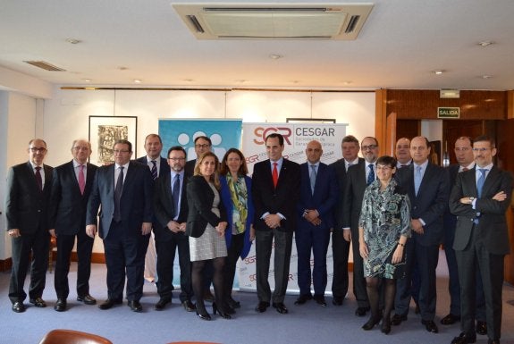 Representantes de las sociedades de garantía en una foto de familia.