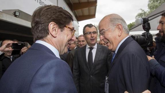 El presidente de Bankia Ignacio Goirigolzarri saluda al presidente del Banco Mare Nostrum, Carlos Egea. 