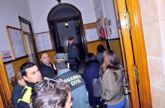 Agentes de la Guardia Civil en los registros en el Ayuntamiento por la operación Madeja.