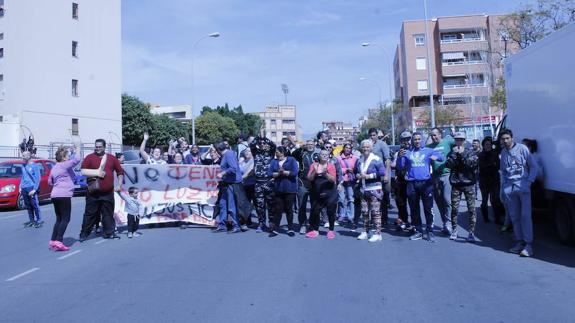 Cortan al tráfico la avenida de Torrecárdenas en una protesta