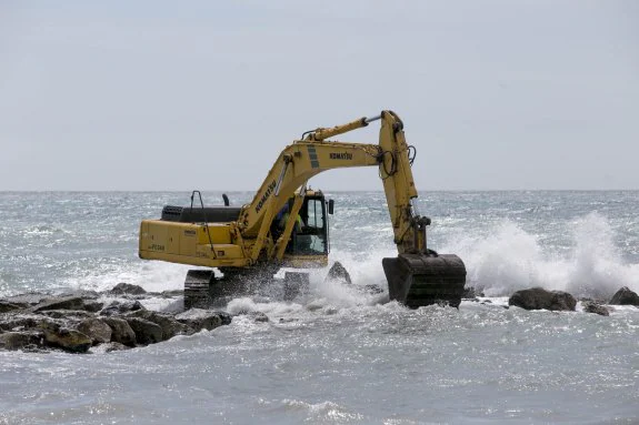 Las obras de emergencia comenzaron en la playa de Puerta del Mar donde están reparando un dique dañado por los temporales.