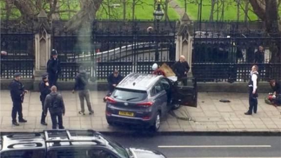 Un tiroteo frente al Parlamento Británico de Londres deja al menos doce heridos