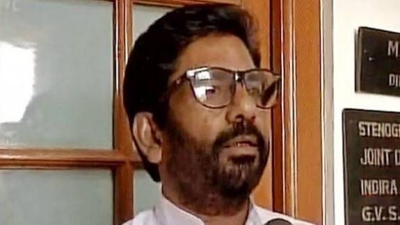 Prohíben viajar a un diputado que dio 25 zapatillazos a un empleado por un asiento en un avión