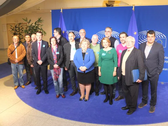 Miembros de la Mesa del Tren, junto a la diputada europea Clara Aguilera, que ha propiciado la agenda de la plataforma en Bruselas.