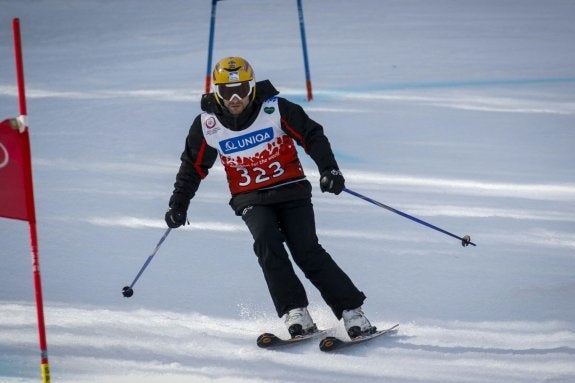 El esquiador granadino Antonio Fernández, durante su descenso en la prueba de 100 metros de esquí nórdico celebrada en Ramsau.
