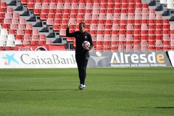 El técnico de la UD Almería, Luis Miguel Ramis, hace indicaciones a sus jugadores durante el entrenamiento.