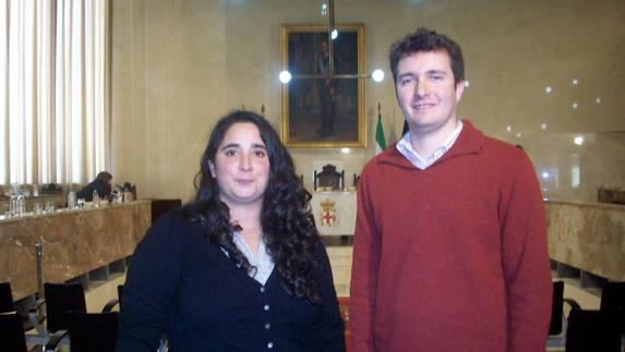 Vanesa Segura, junto a su predecedor, Agustín de Sagarra, en su último pleno como concejal de IU en el Ayuntamiento de Almería.