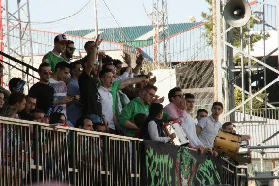 La peña Frente Verde ante el Recreativo de Huelva.