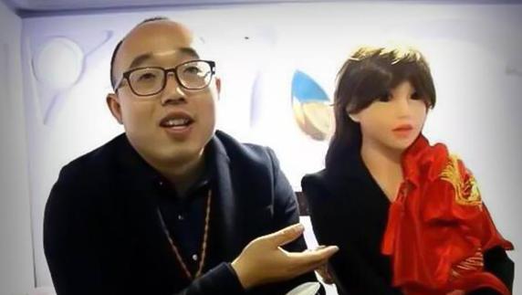 Construye un robot y se casa con él, cansado de que le den calabazas