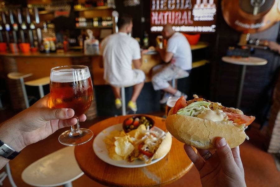 Hoy se recomienda acudir a alguno de los numerosos bares del barrio del Zaidín.