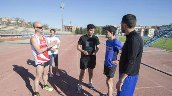 Francisco Cuenca conversa con los atletas de esta prueba. 