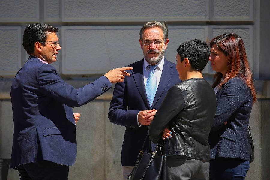 Paco Cuenca, Felipe López, Mariela Fernández-Bermejo y Raquel Ruz, en la puerta del Ayuntamiento, ayer.
