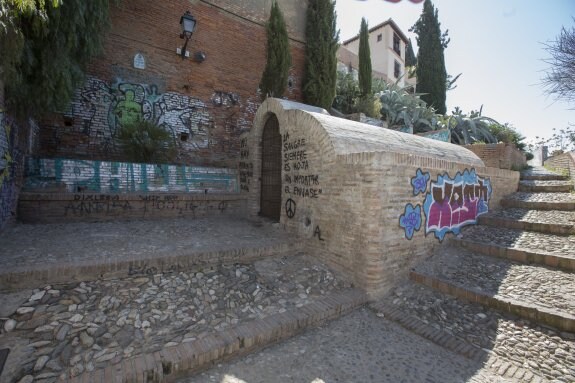 Pintada sobre el Aljibe del Zenete, bien de interés cultural.