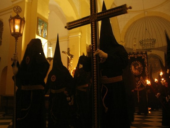 Solemnidad en la salida del Cristo del Silencio.