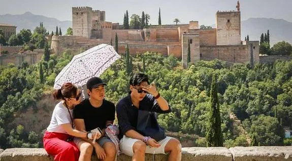 Espera un día de verano para este Jueves Santo en Granada