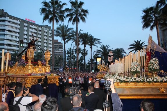 Las tres imágenes, en el tradicional encuentro en la plaza Circular, a la puesta del sol.