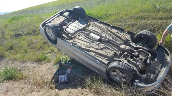 Coche volcado tras un accidente en Bailén en las primeras horas del dispositivo especial de Semana Santa. 