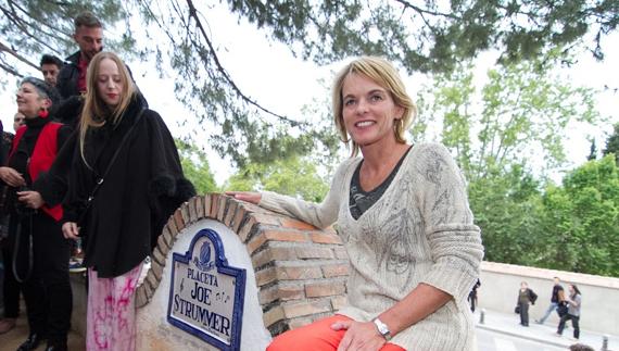 La viuda y la hija del líder de The Clash, Joe Strummer, el día de la inauguración.