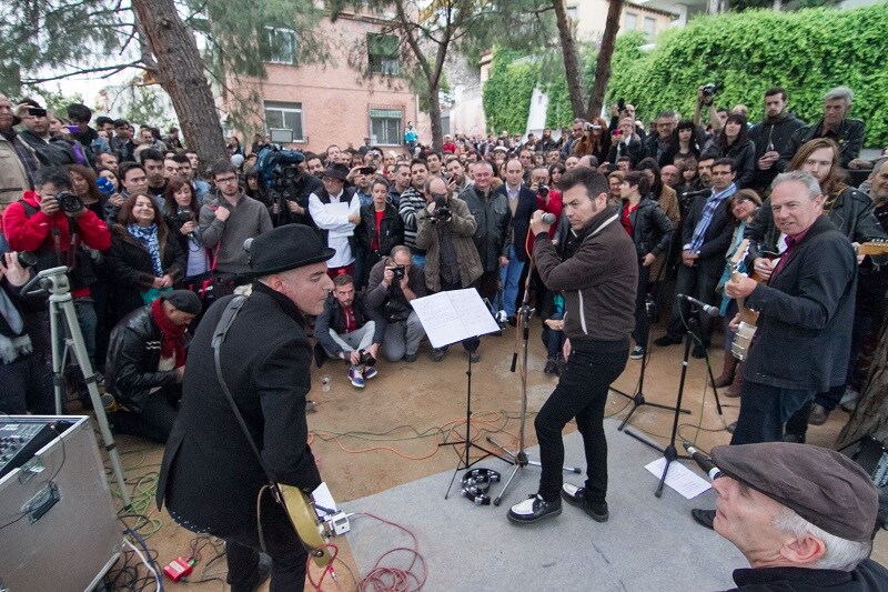 Antonio Arias, con sombrero, toca en el concierto de la inauguración de la plaza de Joe Strummer.