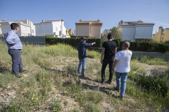 Vecinos señalan la zona por donde suelen saltar a las casas los ladrones. 