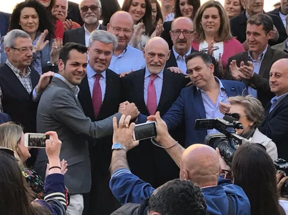 Requena (izquierda) recibe el apoyo de Fernández de Moya y Puche. 