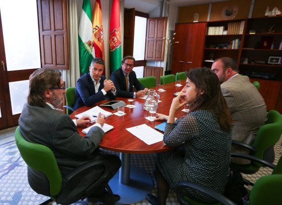 Los portavoces municipales se reunieron ayer para abordar el plan de saneamiento.