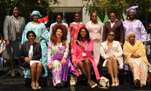 Las primeras damas Ida Odinga (Kenia), Laraba Tandja (Niger), Penehupifo Pohamba (Namibia), Thandiwe Banda (Zambia), Maria da Luz Dai Guebuza (Mozambique), Mathato Sarah Mosisili (Lesoto), Sia Nyama Koroma (Sierra Leona), y, sentadas, Adelcia Barreto Pires (Cabo Verde), Chantal Biya (Camerún), Ana Paula Dos Santos (Angola), la reina Inkhosikati LaMbikiza de Swazilandia y Turai Umaru Yar'Adua (Nigeria), en una cumbre de esposas de presidentes africanos en 2009.