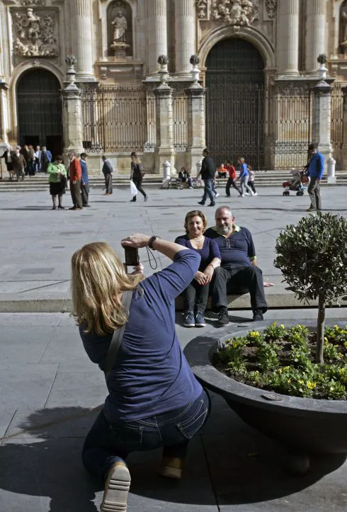 Una pareja se fotografía ante la Catedral de Jaén.