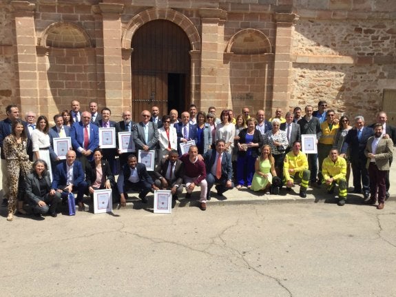 Autoridades y galardonados con los III Premios Corazón de Olavidia.