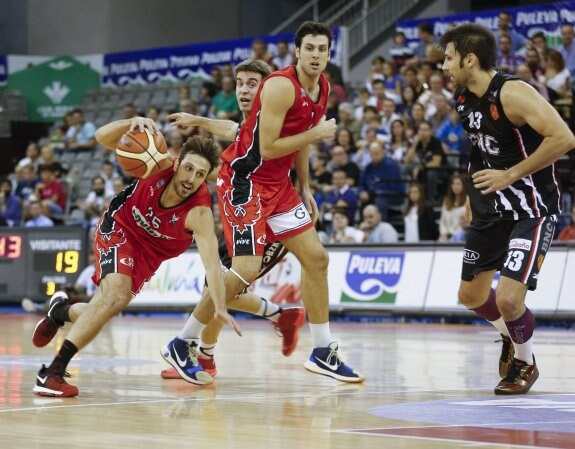 'Carlinhos' inicia junto a Bortolussi un contragolpe contra Navarra en la liga regular.