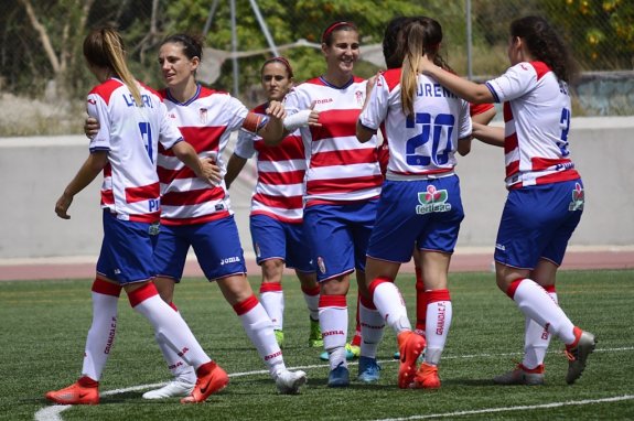 Las jugadoras del Granada femenino celebran uno de los goles conseguidos en la mañana de ayer.