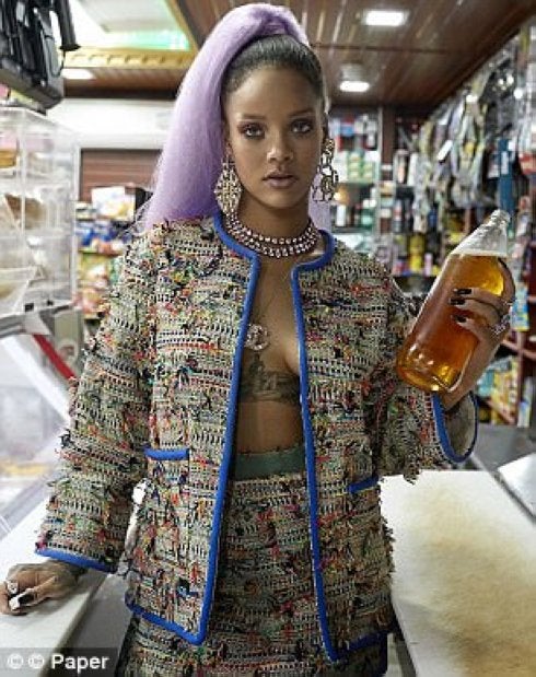 A la izquierda, el montaje publicado por Rihanna con la cara de la reina, bajo estas líneas, la imagen original.