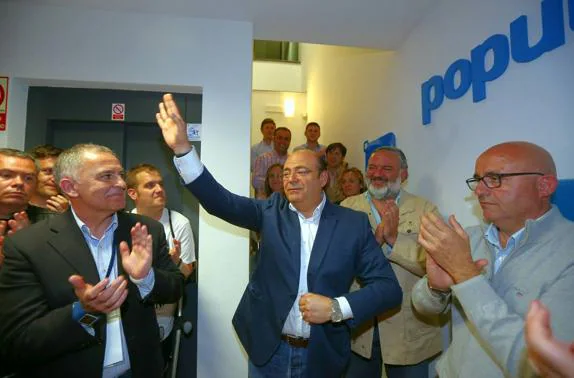 Sebastián Pérez arrasa en la primera vuelta y será el único candidato al congreso del PP