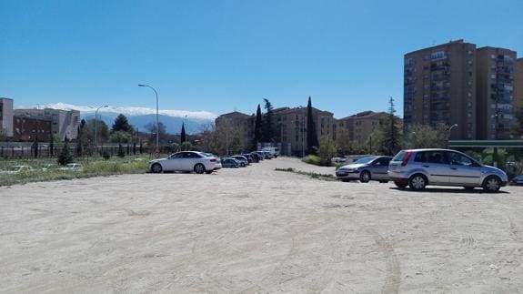 Vista del aparcamiento improvisado de lo que estaba proyectado como un parque arbolado.