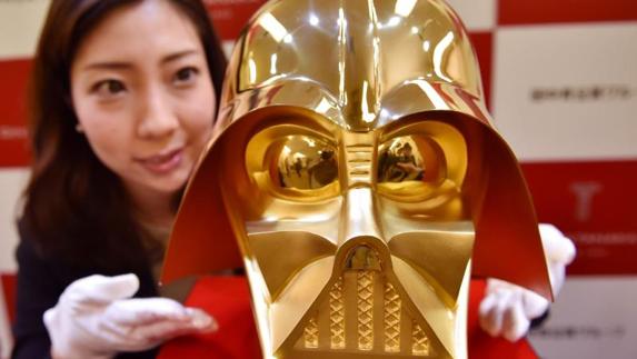 Venden el casco de Darth Vader en oro en una joyería